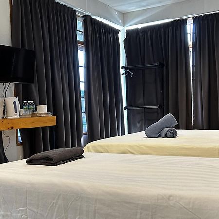Riverbank Dungun Guesthouse & Cafe エクステリア 写真