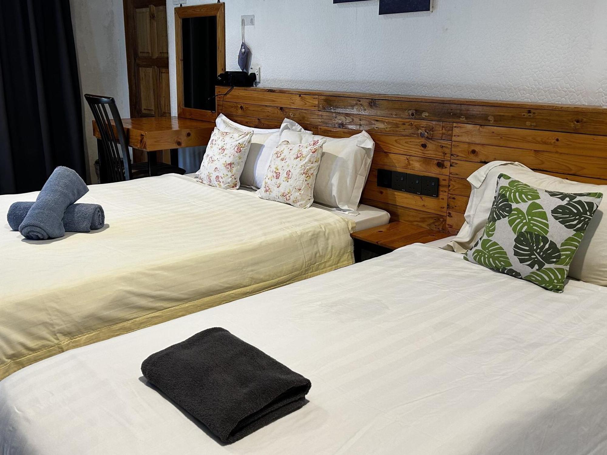 Riverbank Dungun Guesthouse & Cafe エクステリア 写真