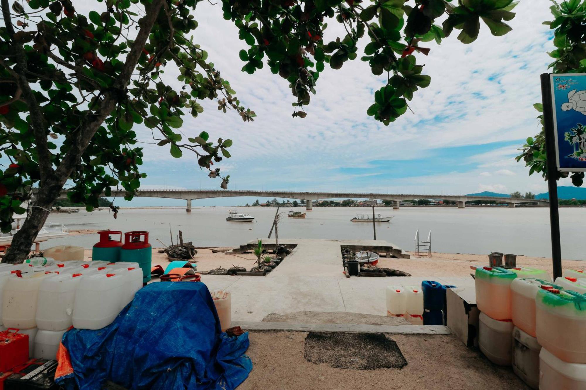 Riverbank Dungun Guesthouse & Cafe エクステリア 写真