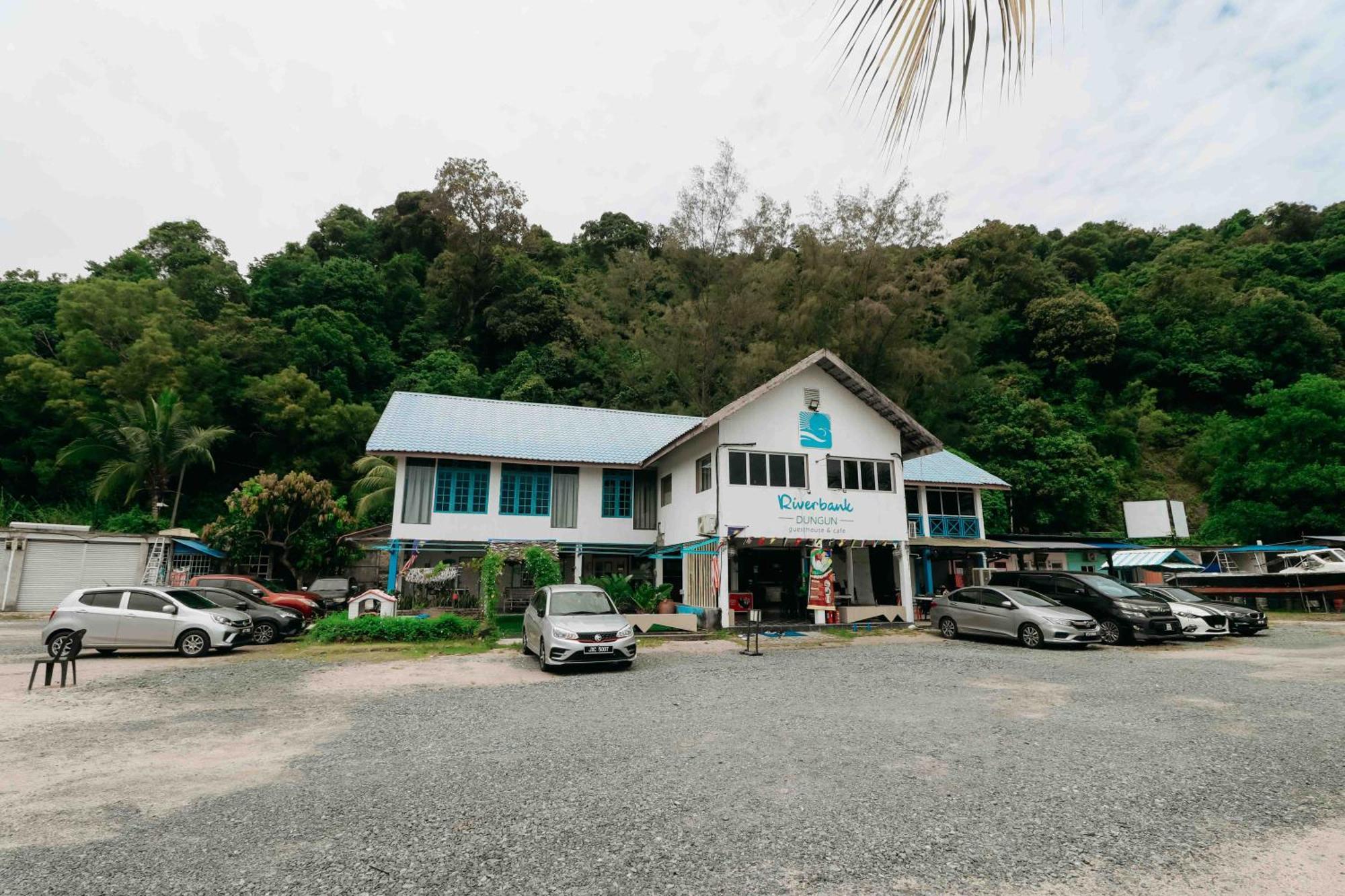 Riverbank Dungun Guesthouse & Cafe エクステリア 写真